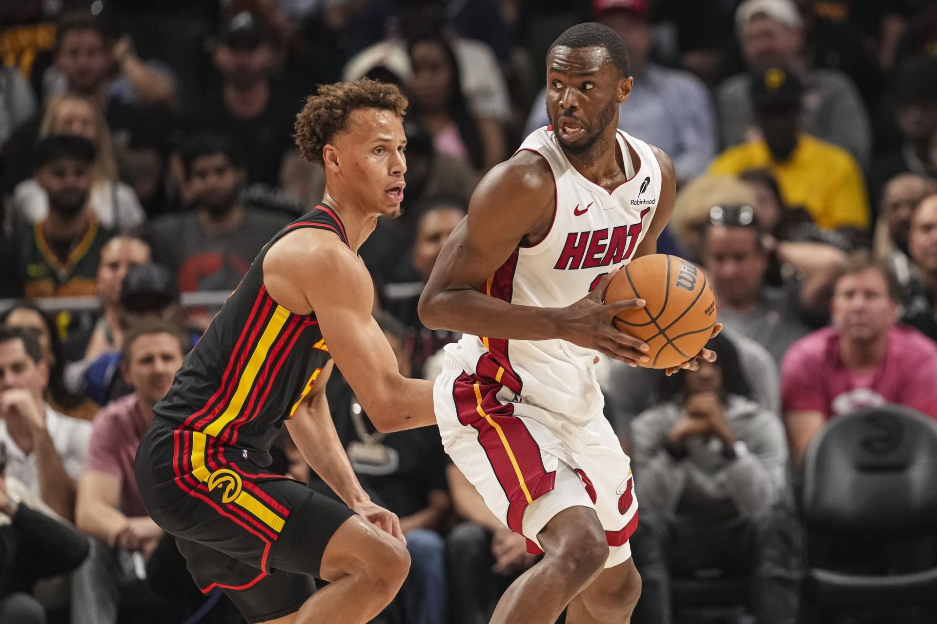Andrew-Wiggins-atacando-sobre-dyson-Daniels