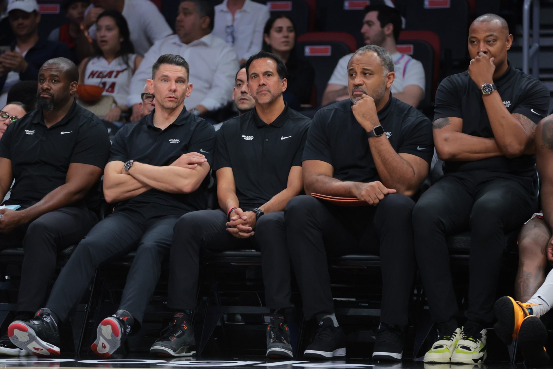 Erik-Spolestra-cabizbajo-en-el-banquillo-de-los-Miami-Heat