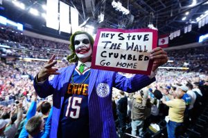 Aficionado-disfrazado-del-Joker-con-un-mensaje-para-Steve-Ballmer