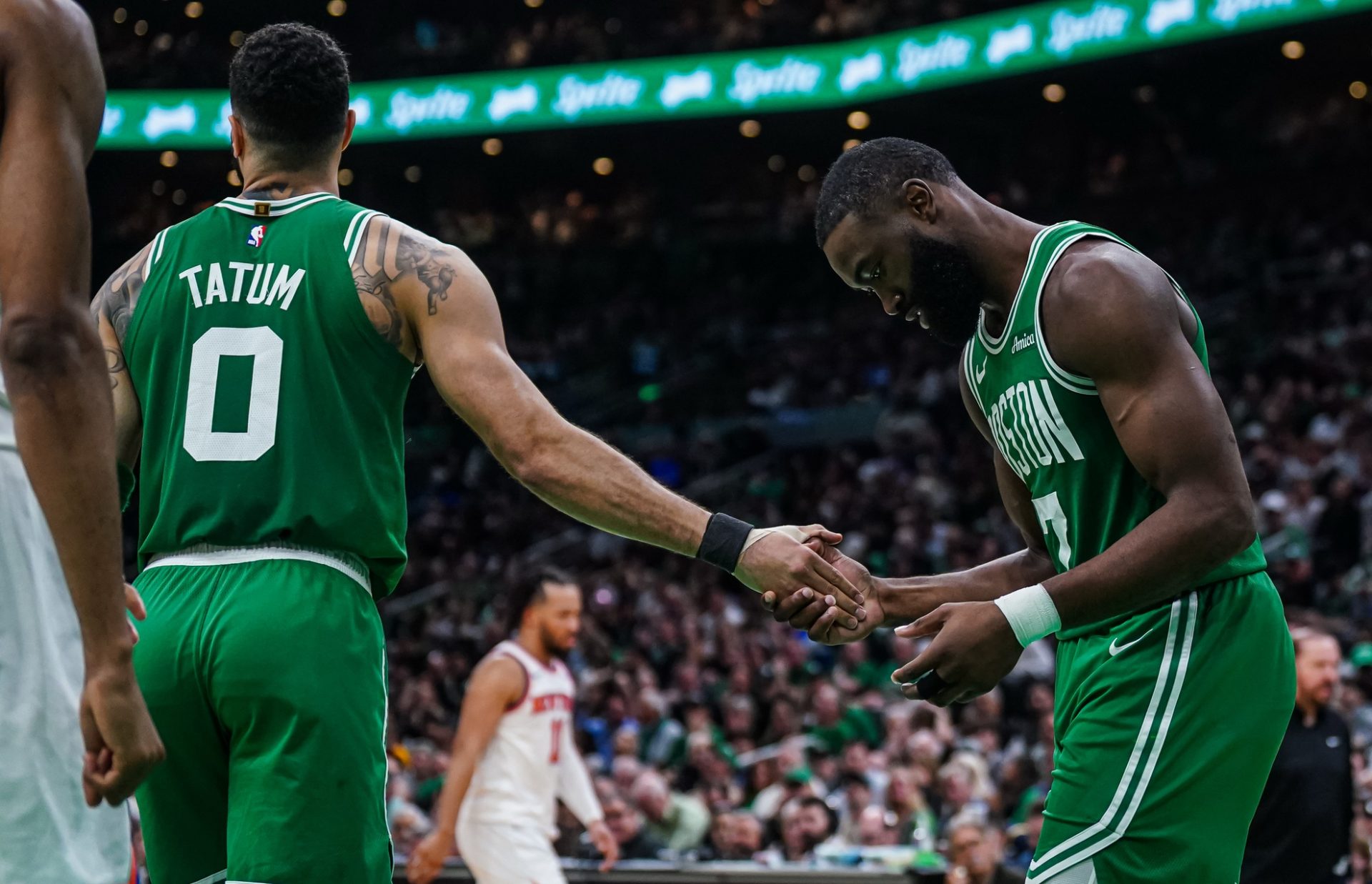 Jaylen-Brown-da-la-mano-a-Jayson-Tatum