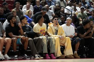 Jugadores-de-los-Hornets-vestidos-de-calle