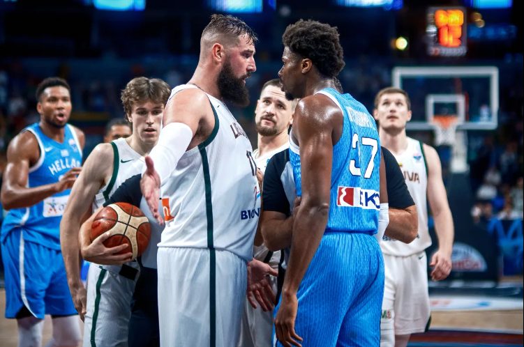 Kostas-Antetokounmpo-encarándose-con-valanciunas
