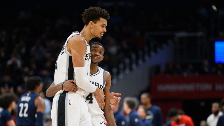 Victor Wembanyama y De'Aaron Fox durante uno de los pocos partidos que disputaron juntos en San Antonio Spurs el curso 2024-25.