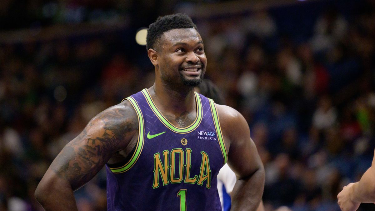 Zion Williamson con los brazos en jarra durante un partido de los New Orleans Pelicans.