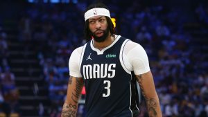 Anthony Davis, disputando un partido con los Dallas Mavericks.