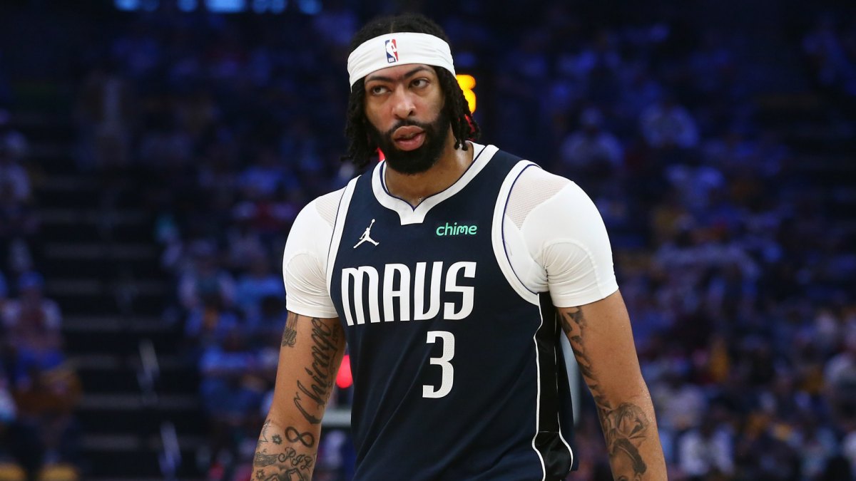 Anthony Davis, disputando un partido con los Dallas Mavericks.