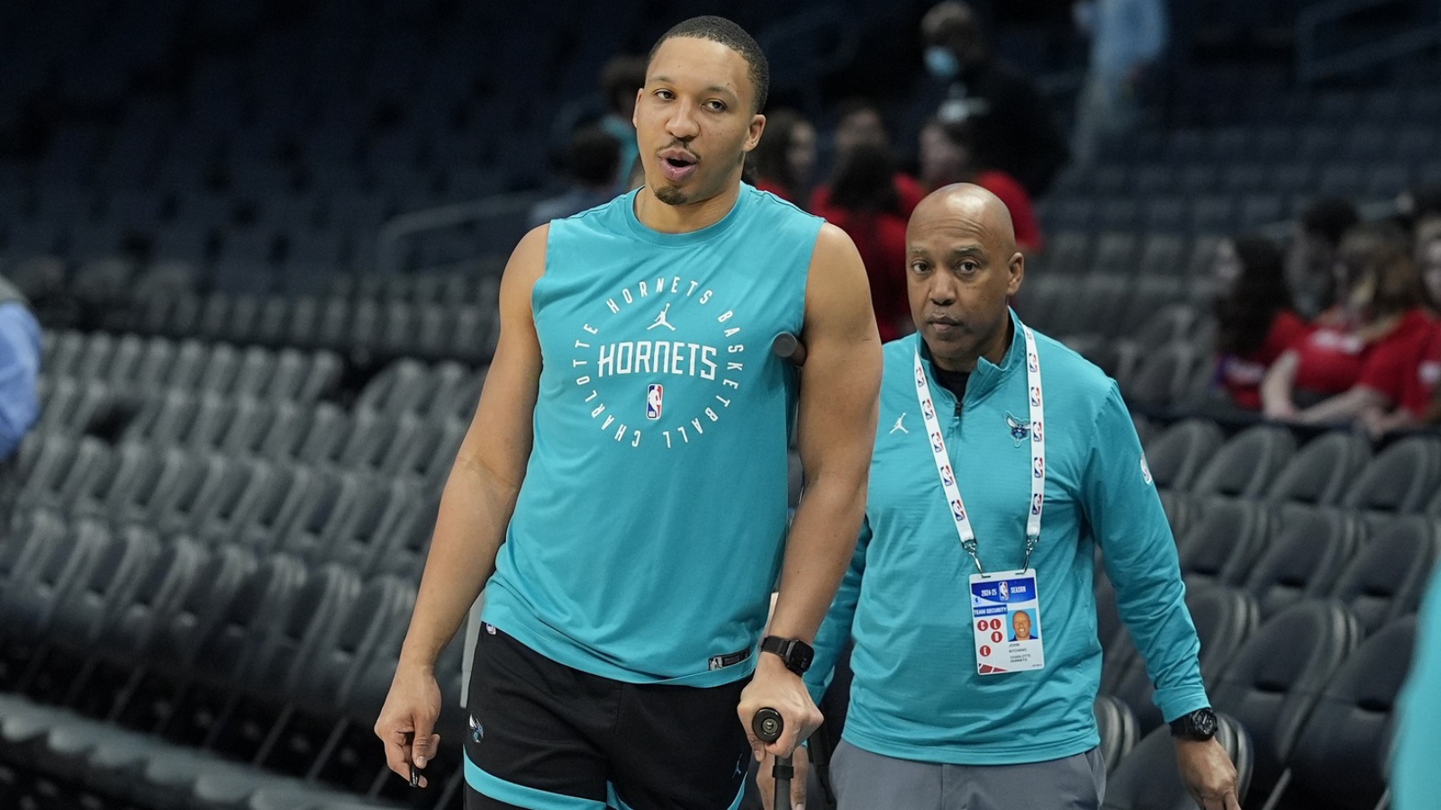 Grant Williams, caminando con muletas antes de un partido de los Hornets.