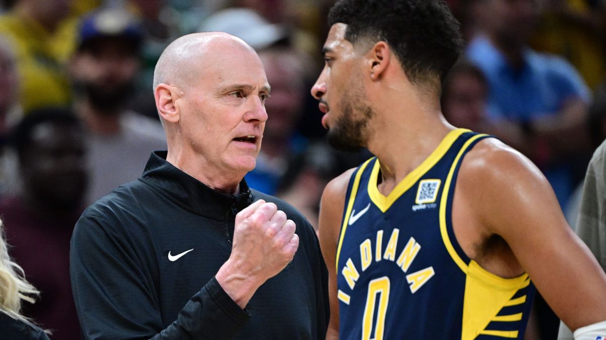 Rick Carlisle conversa con Tyrese Haliburton durante un partido de los Indiana Pacers.