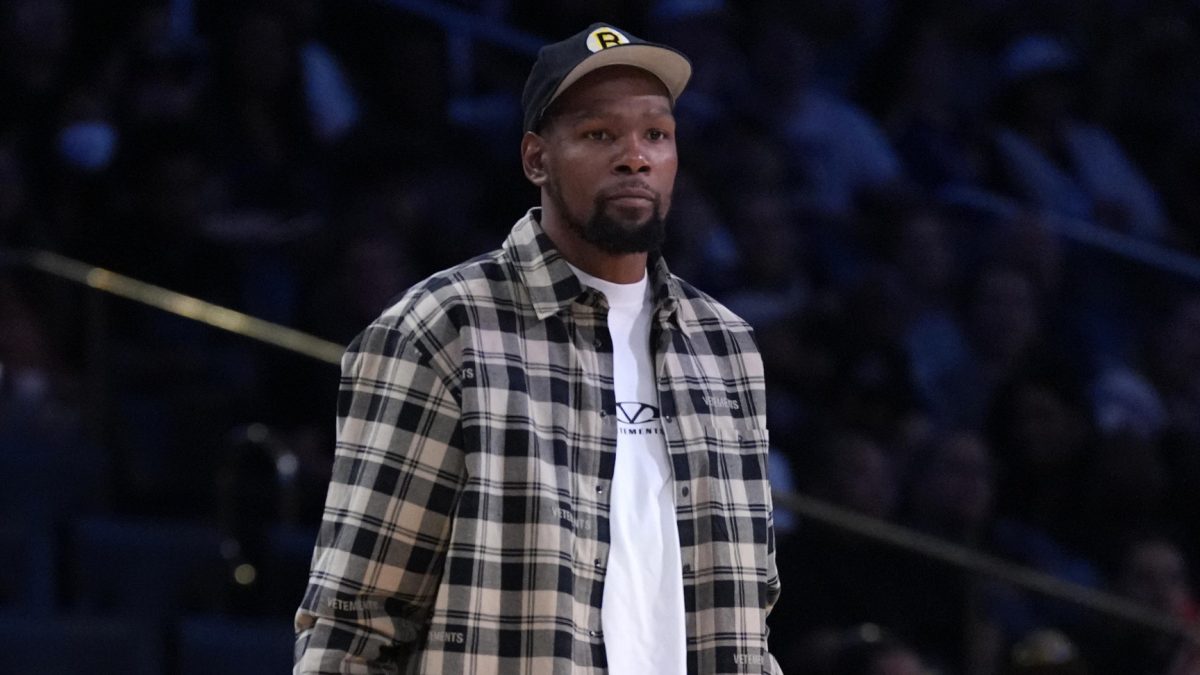 Kevin Durant, contemplando un partido en la temporada 2024-25.
