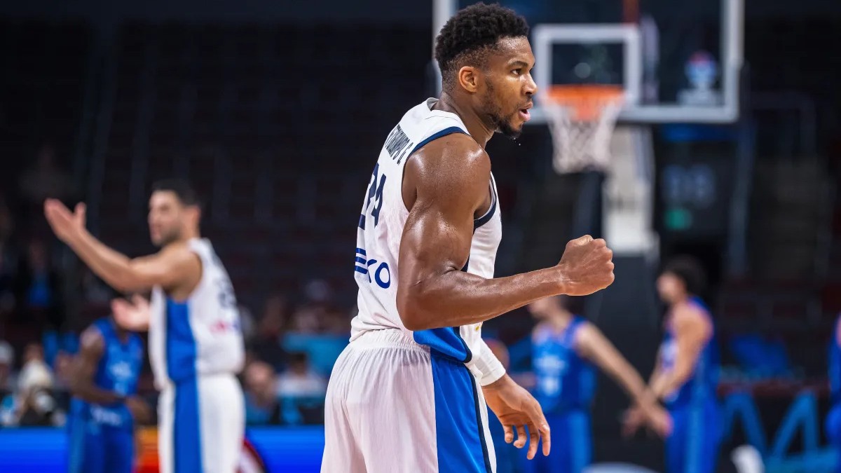 Giannis Antetokounmpo celebra una canasta de Grecia