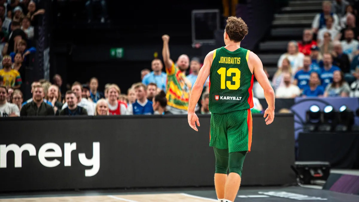 Jokubaitis celebra una canasta de Lituania