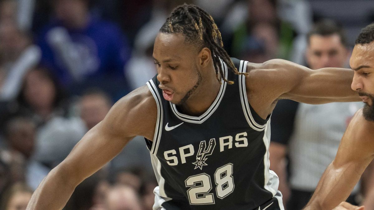 Charles Bassey, disputando un partido con los San Antonio Spurs.