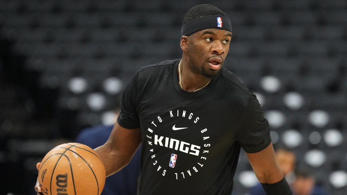 Terence Davis, calentando antes de un partido de los Sacramento Kings.