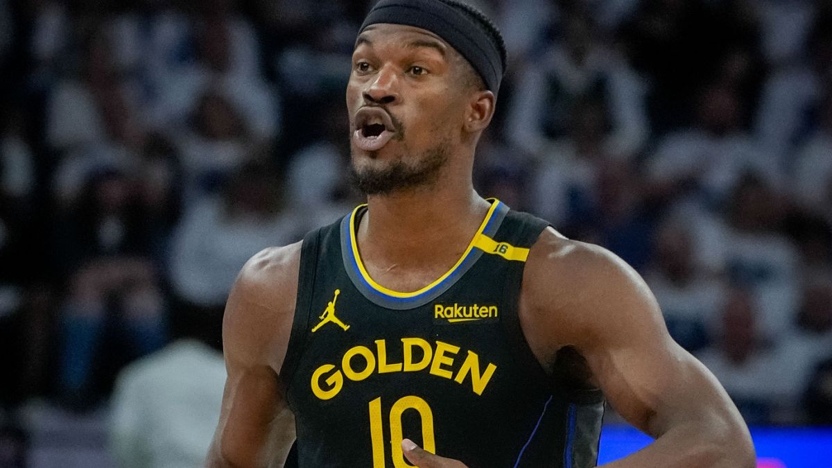 Jimmy Butler, disputando un partido con los Golden State Warriors.