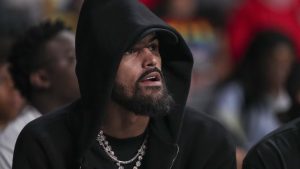 Trae Young, siguiendo un partido de los Atlanta Hawks desde la banda.