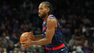 Kawhi Leonard durante un partido