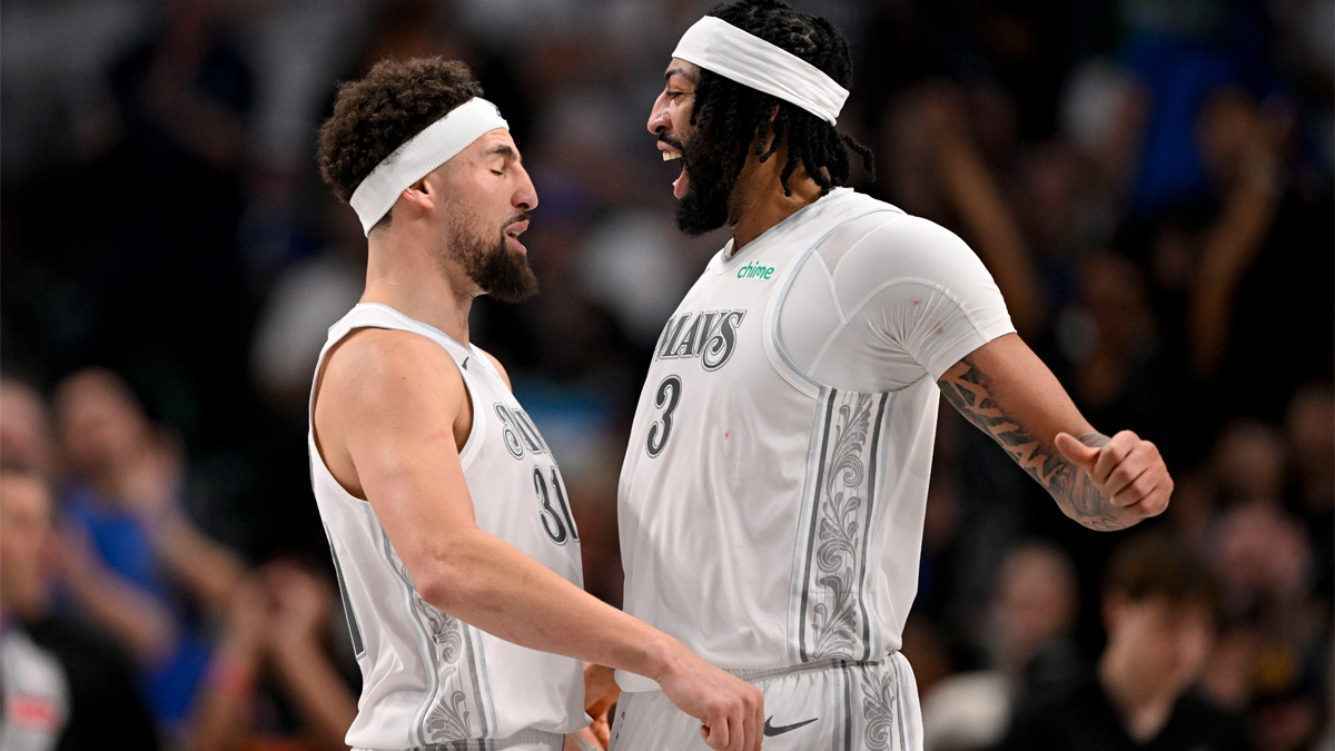 Klay Thompson celebra junto a Anthony Davis