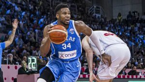 Giannis Antetokounmpo, jugando contra Georgia en el Eurobasket 2025.