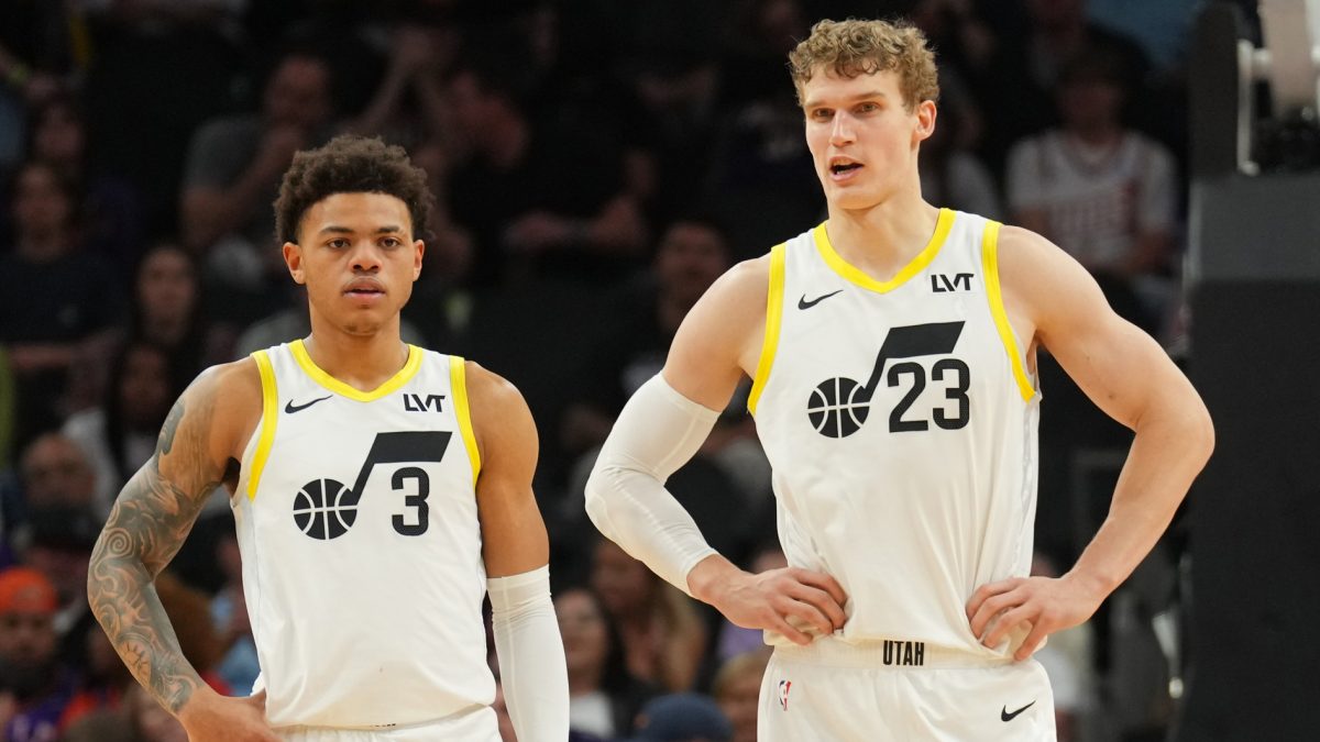 Lauri Markkanen, junto a Keyonte George durante un partido de los Utah Jazz.