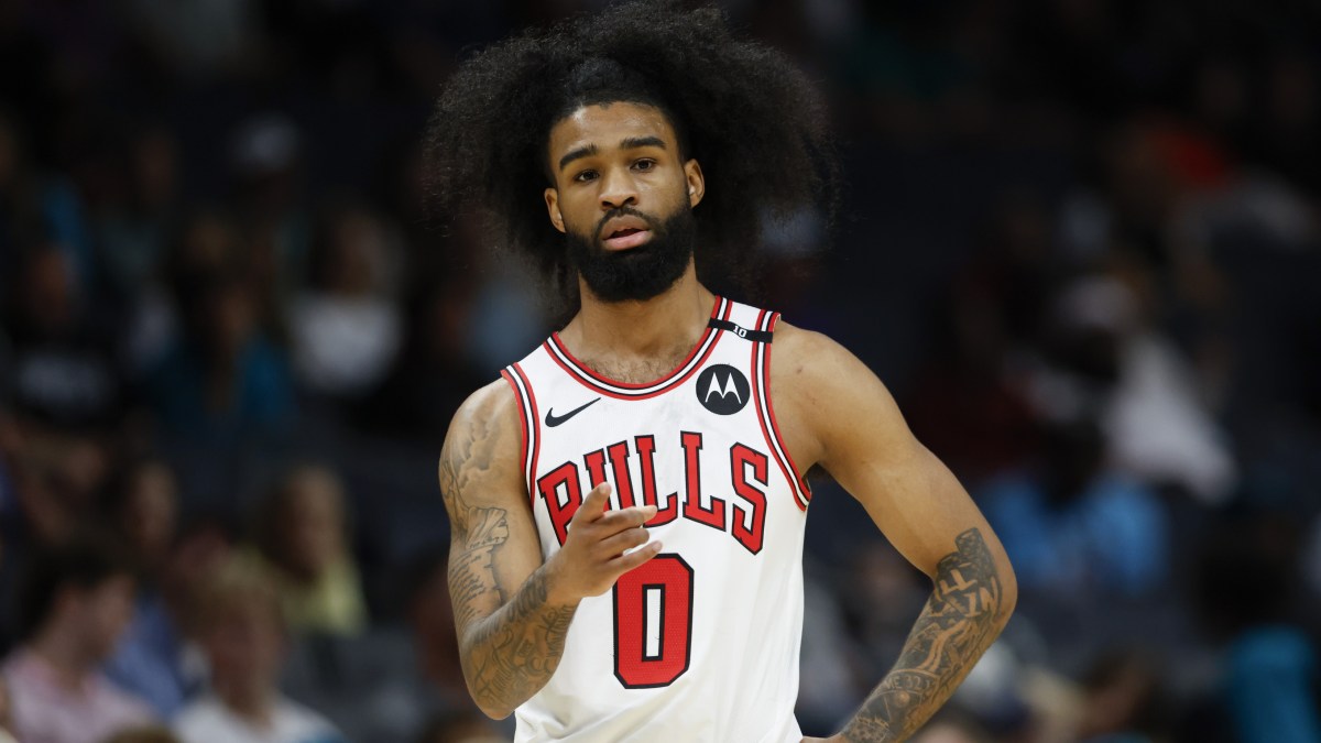Coby White, disputando un partido con los Chicago Bulls.