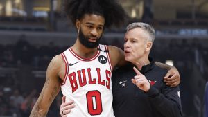 Coby White, conversando con Billy Donovan.