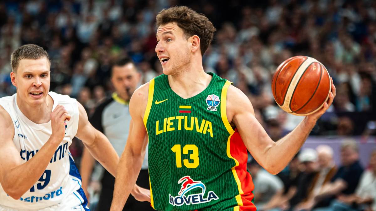 Rokas Jokubaitis, disputando un partido del Eurobasket ante Finlandia.