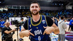 Jusuf Nurkic celebra el triunfo de Bosnia sobre Grecia señalándose la camiseta.