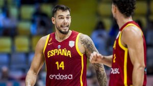 Willy Hernangómez conversa con Josep Puerto durante el Italia-España.