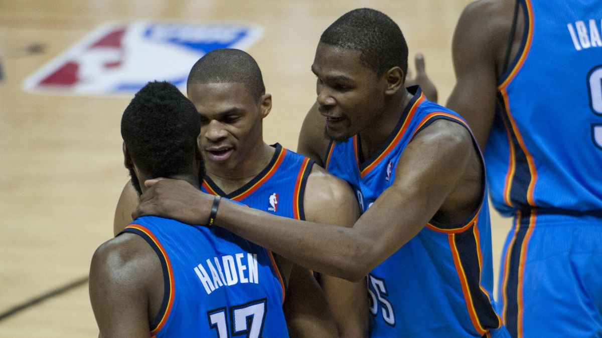 Kevin Durant, durante su etapa en Oklahoma City Thunder con Russell Westbrook y James Harden.