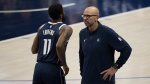 Jason Kidd manda al banquillo a Kyrie Irving durante un partido de los Mavericks.
