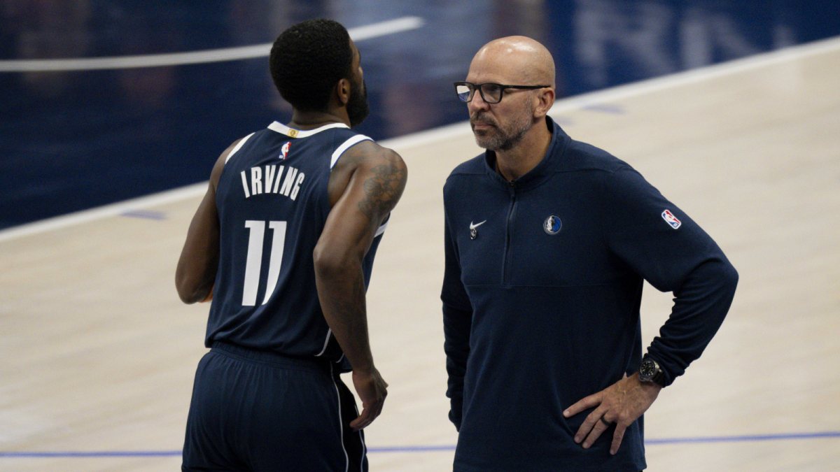 Jason Kidd manda al banquillo a Kyrie Irving durante un partido de los Mavericks.