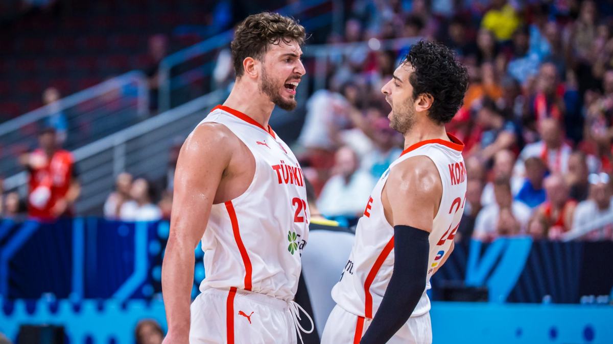 Alperen Sengun, celebrando una acción junto a Furkan Korkmaz.