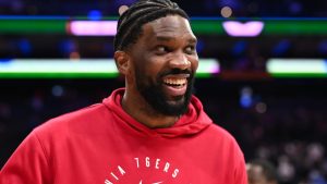 Joel Embiid, sonriente antes de un partido de los Philadelphia 76ers.