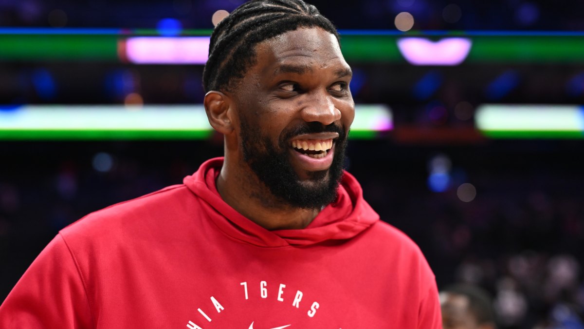 Joel Embiid, sonriente antes de un partido de los Philadelphia 76ers.
