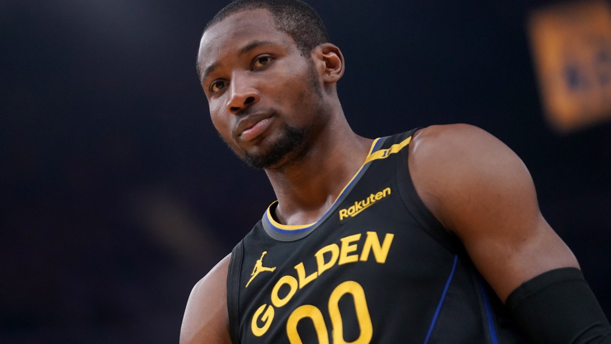 Jonathan Kuminga, disputando un partido con los Golden State Warriors.