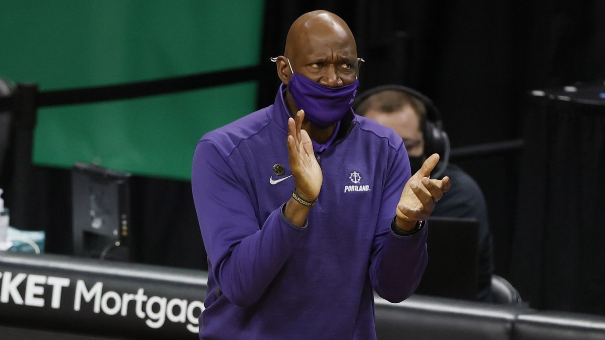 Terry Porter, durante su etapa como entrenador en la NCAA.