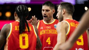 Vucevic celebra junto a sus compañeros