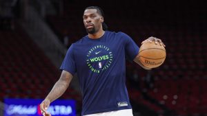 Naz Reid durante un calentamiento con los Timberwolves