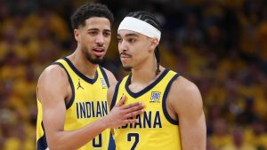 Andrew Nembhard, junto a Tyrese Haliburton en un partido de las Finales NBA 2025.