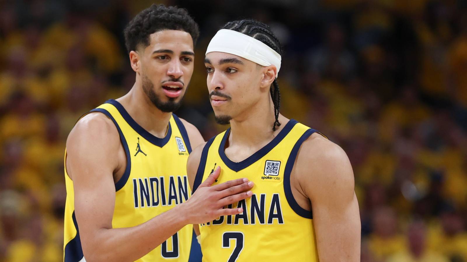 Andrew Nembhard, junto a Tyrese Haliburton en un partido de las Finales NBA 2025.