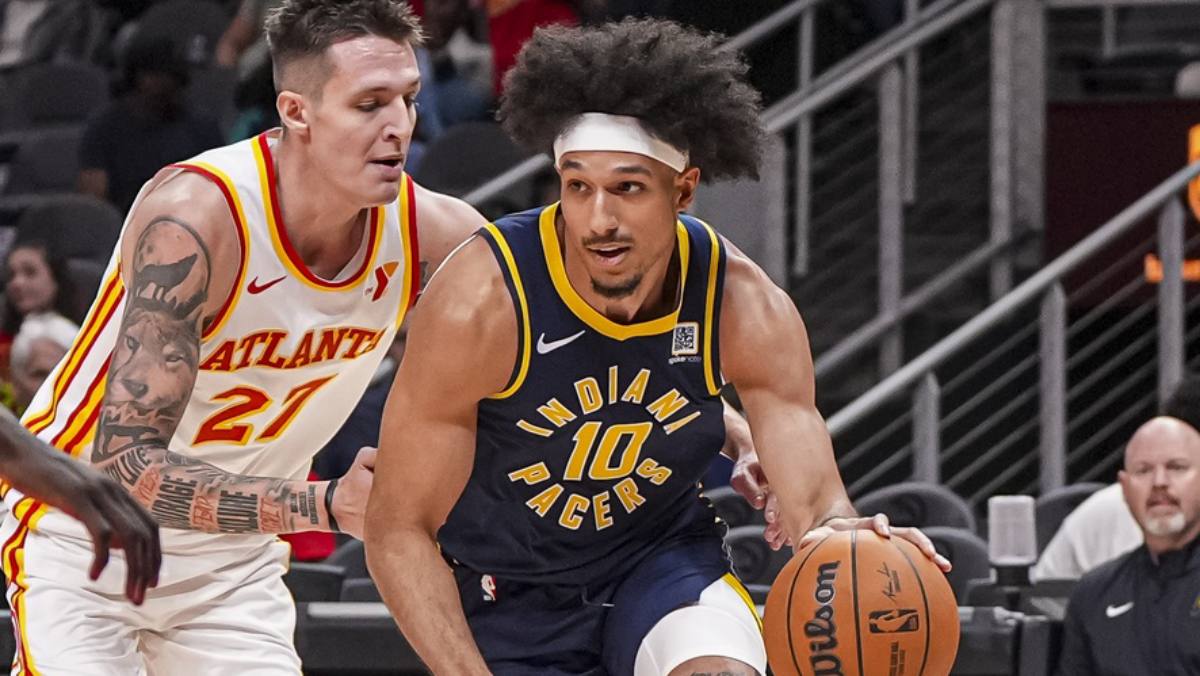 Kendall Brown, disputando un partido con los Indiana Pacers.