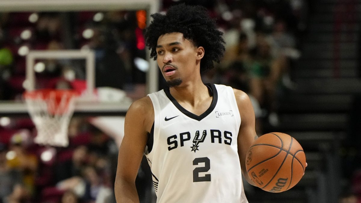 Dylan Harper, disputando un partido de Las Vegas Summer League con los San Antonio Spurs.