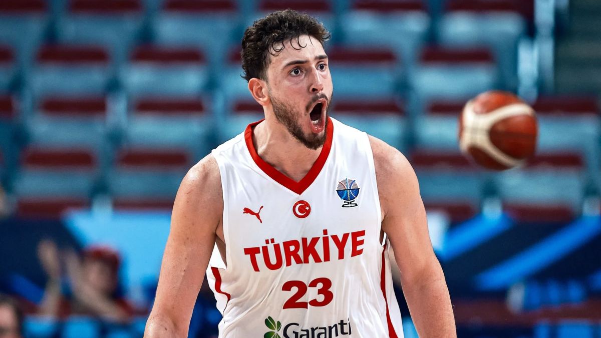 Alperen Sengun celebra una canasta contra Suecia en el Eurobasket 2025.