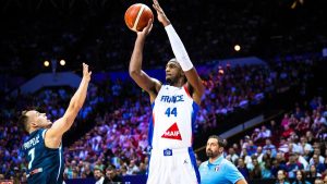 Alex Sarr lanza un triple ante Eslovenia