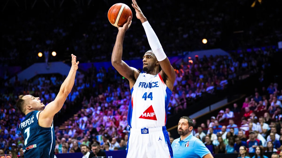 Alex Sarr lanza un triple ante Eslovenia