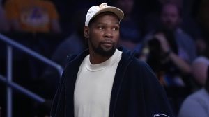 Kevin Durant, en la cancha de Phoenix Suns para presenciar un partido.