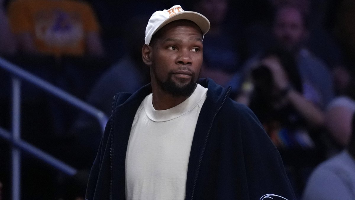 Kevin Durant, en la cancha de Phoenix Suns para presenciar un partido.