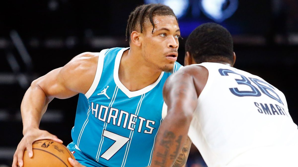 Keyoante Johnson, disputando un partido de pretemporada con los Hornets en 2024.