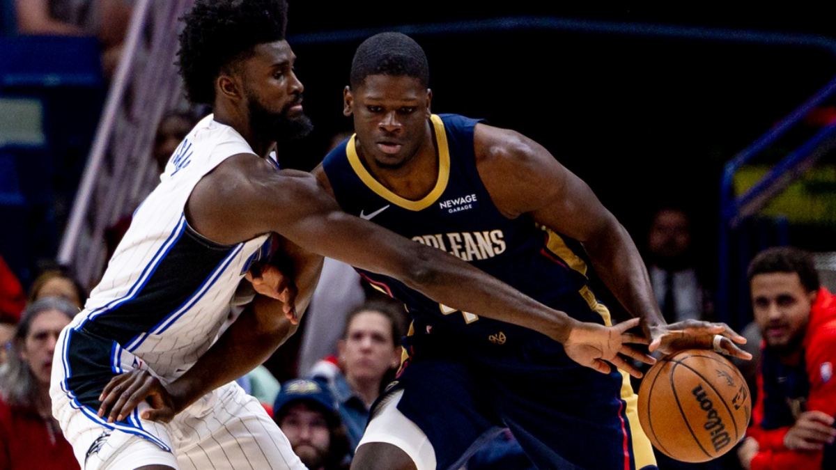 Mo Bamba, disputando un partido con los New Orleans Pelicans.