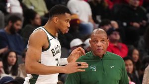 Giannis Antetokounmpo y Doc Rivers hablan del juego de los Milwaukee Bucks.